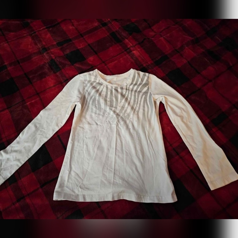 #853- girls long sleeve shirt medium 7/8
